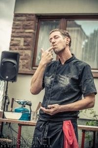 LES MAINS À LA PÂTE